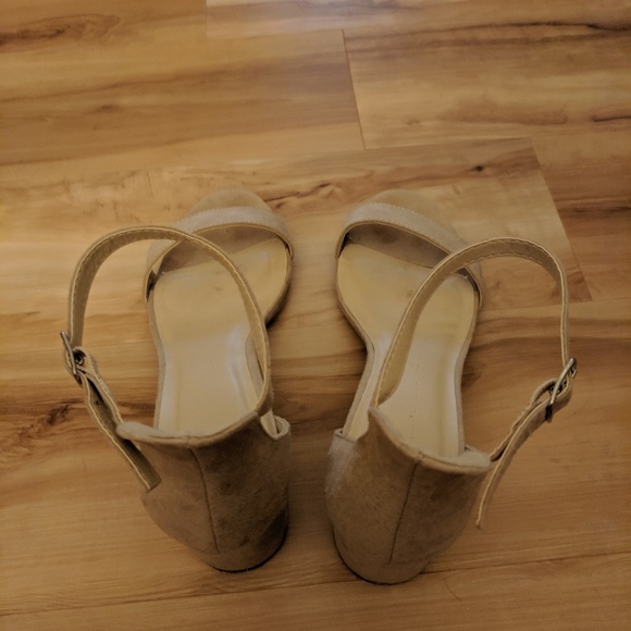 Tan strappy heels - Picture 5 of 6
